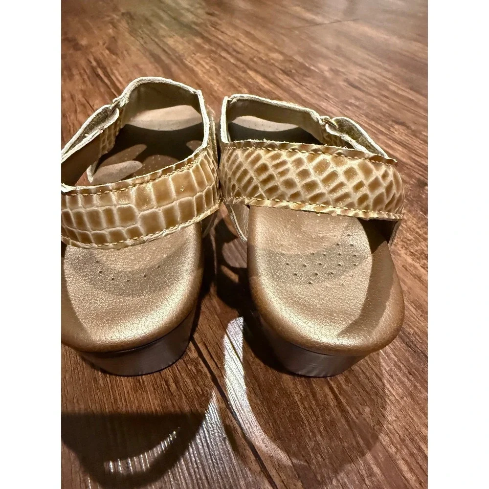 SAS San Antonio Shoemakers Women's Gold Crocodile Embossed Slingback Sandals‎ 8S